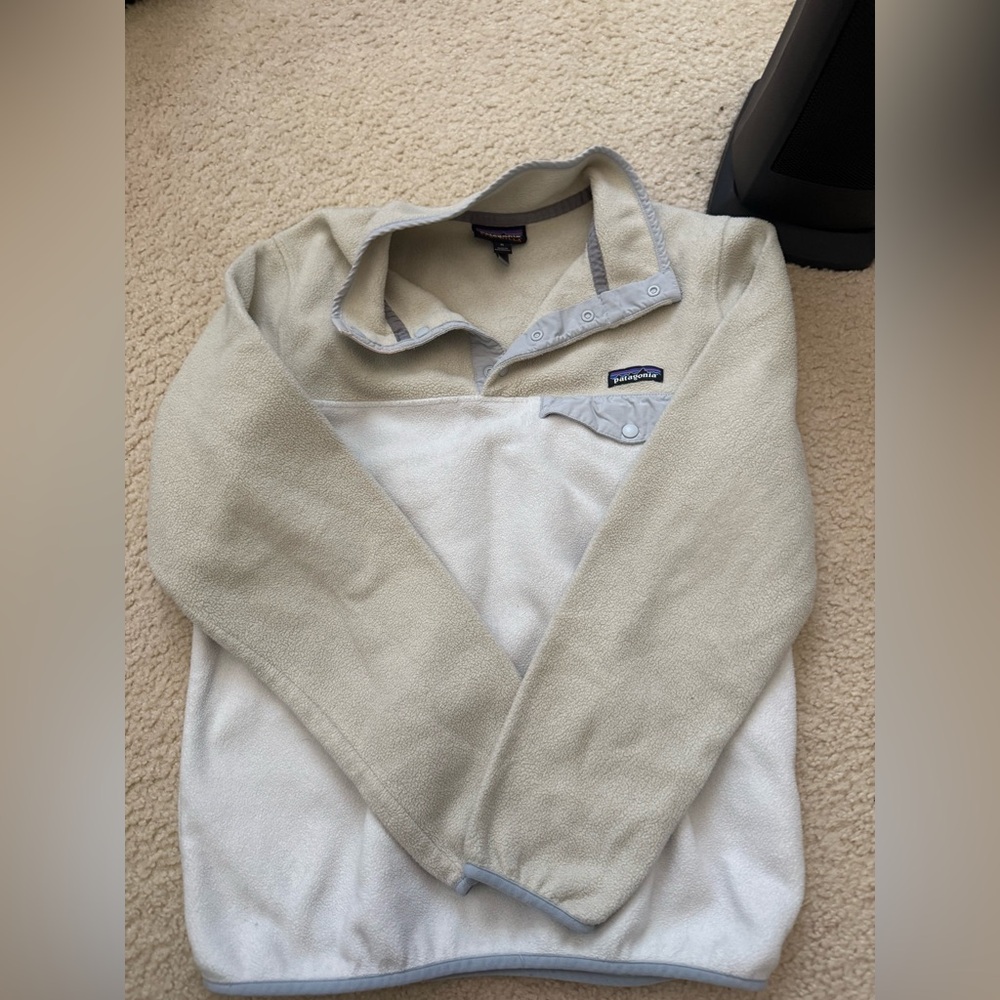 Patagonia Women’s Patagonia Synchilla Snap Fleece Pullover in beige and white M